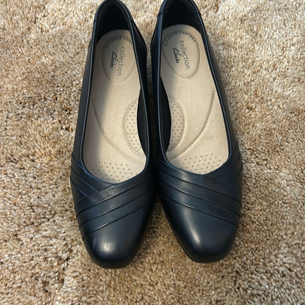 Clark’s black leather shoes with stitched decor new size 8.5